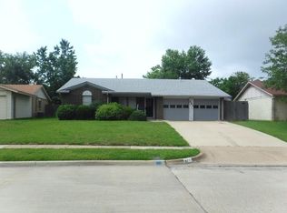 321 Hawthorne Ln, Grand Prairie, TX 75052