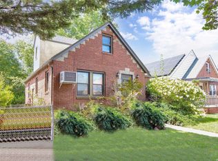 8260 257th St, Glen Oaks, NY 11004