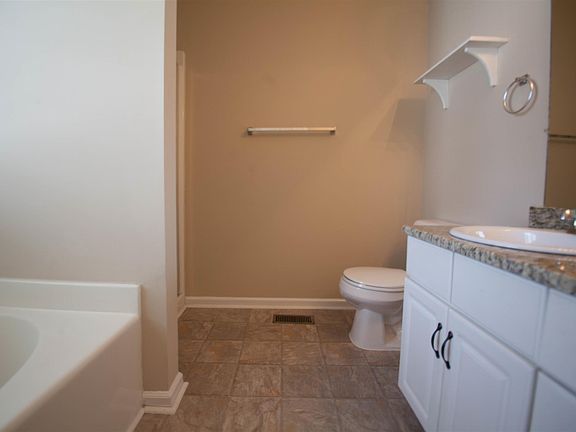 5th image of 2333 Surrey Ln