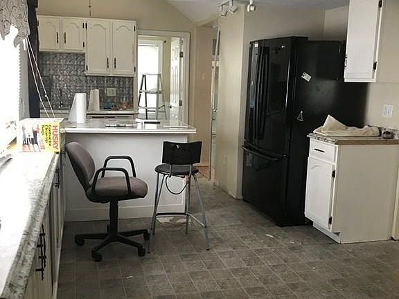 3rd image of 124 Pleasant St