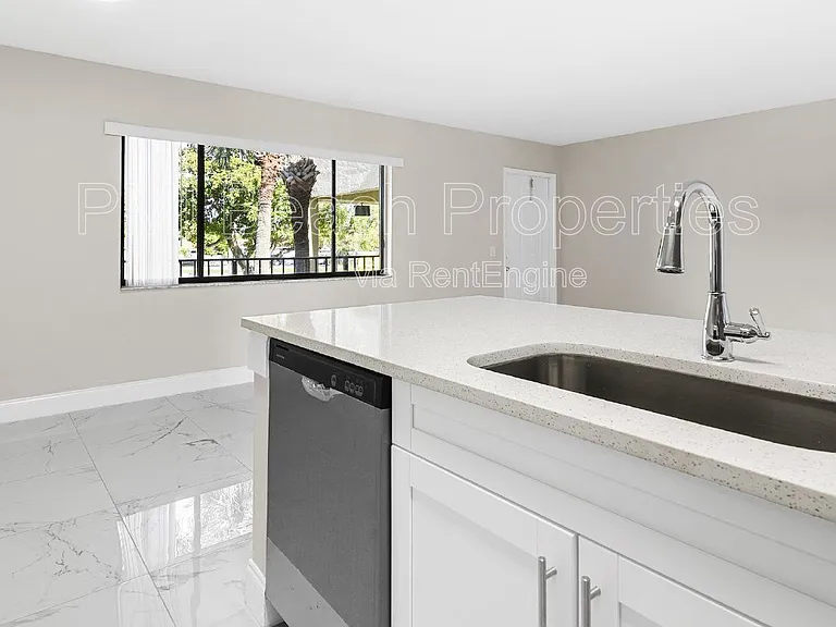 712 Meadows Cir — Photo 6