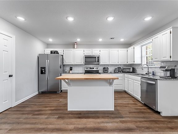 3rd image of 705 & 707 E Kara Ln