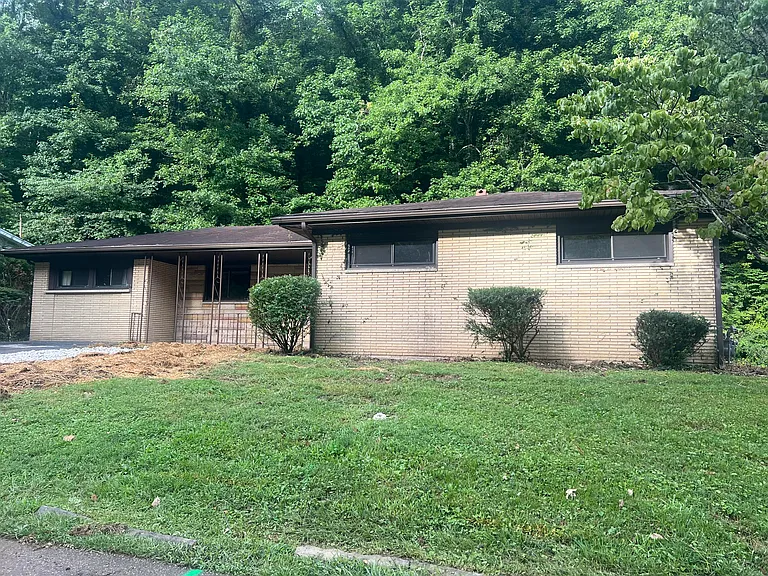 490 N Wilson Ave — Photo 1