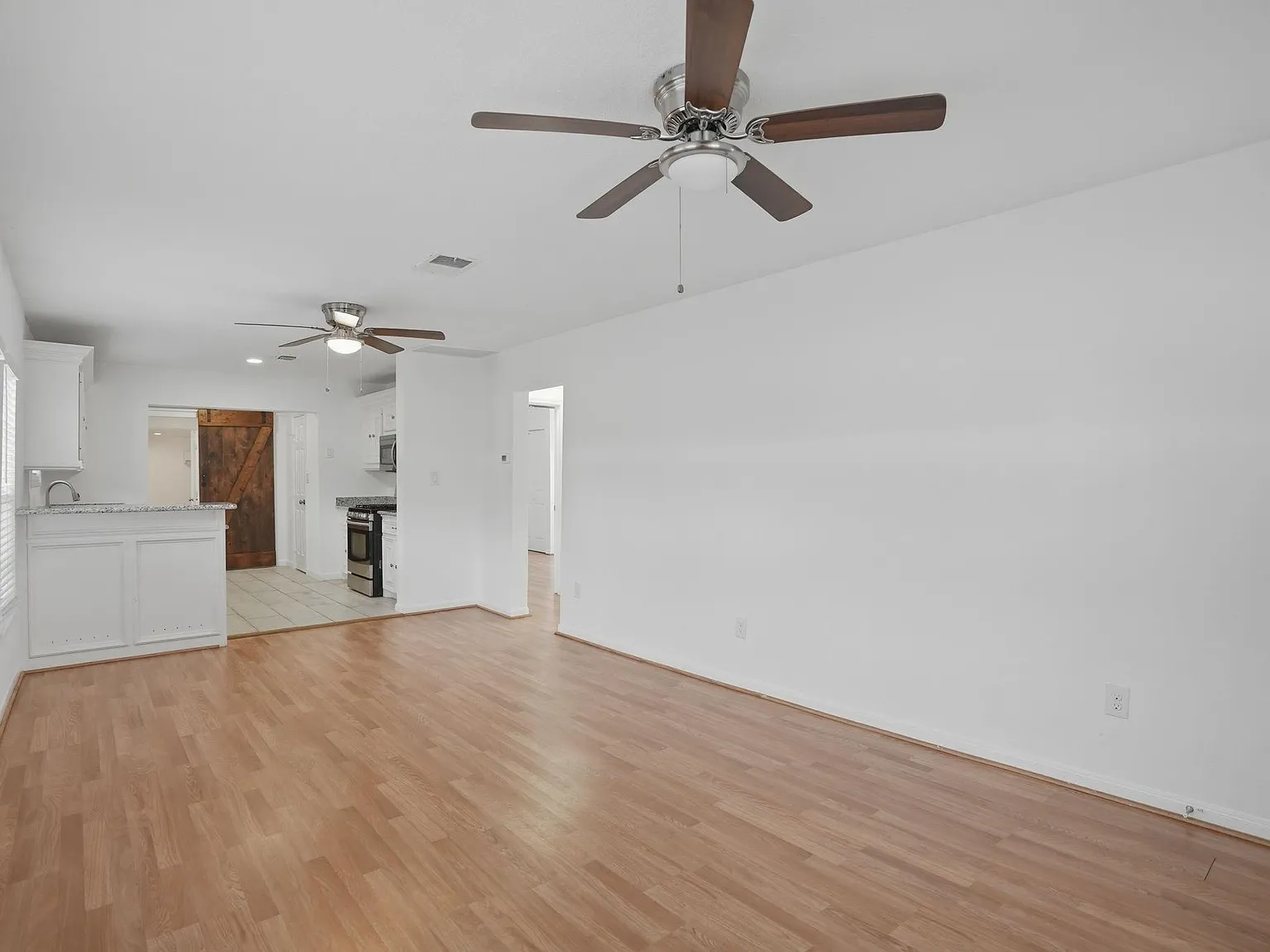 3 bed, 2.0 bath, 1306 sqft, $2,100 — Photo 4