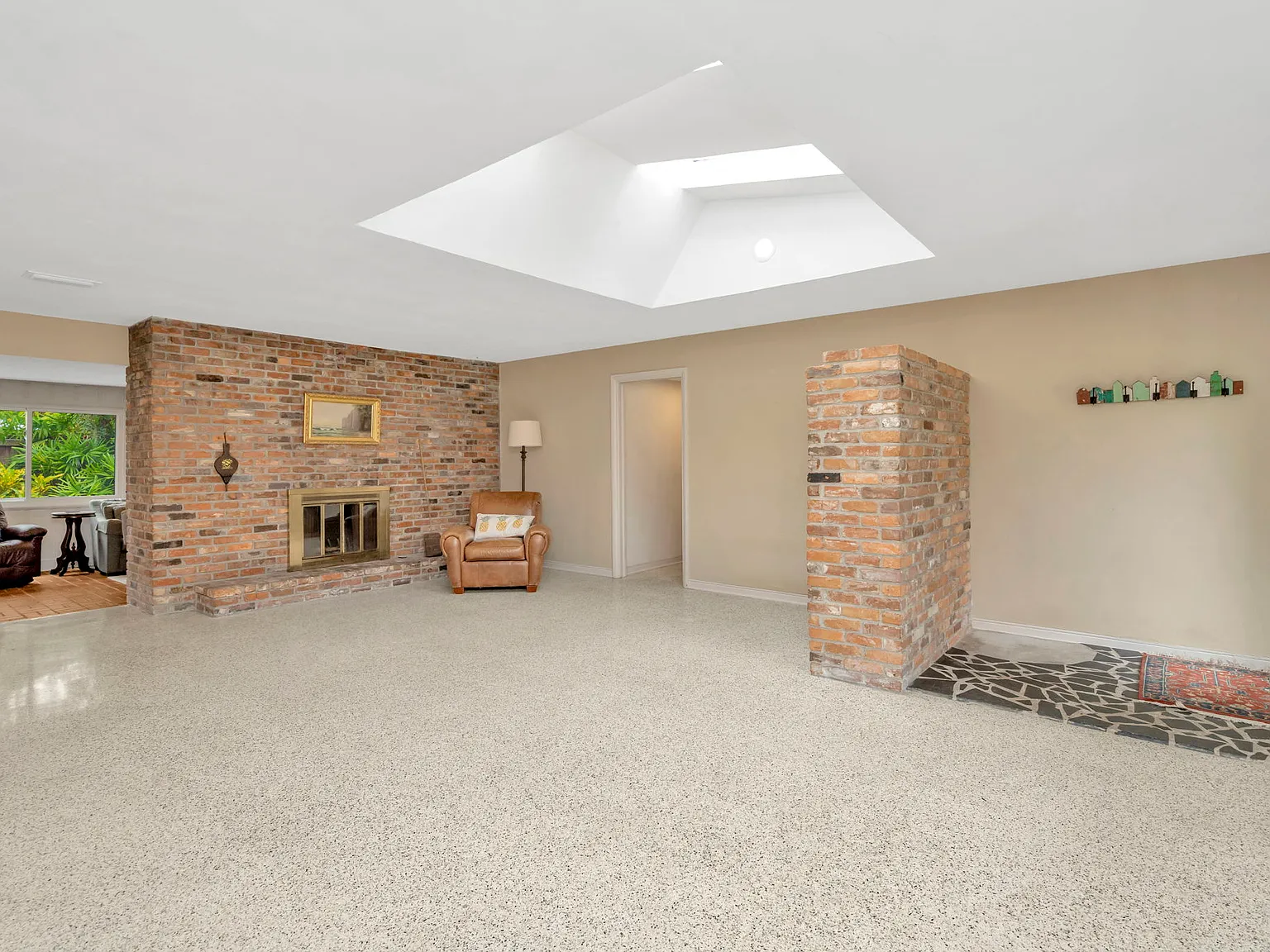 3 bed, 2.5 bath, 2400 sqft, $3,600 — Photo 4