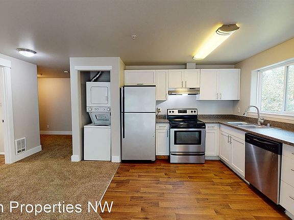 3rd image of 11038 Lake City Way NE APT 403