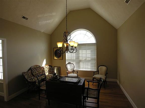 4th image of 123 Applewood Dr