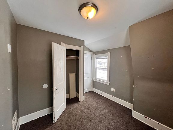 4th image of 554 Brighton Ave