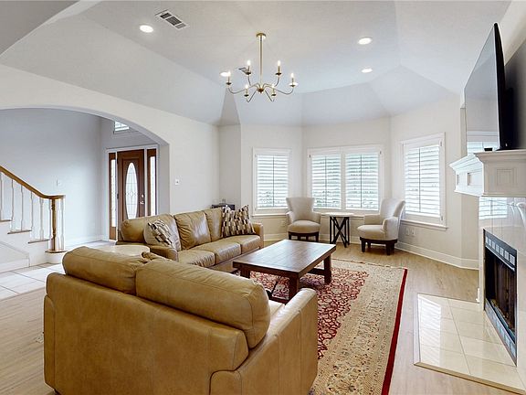 3rd image of 922 Grand Oaks Cir