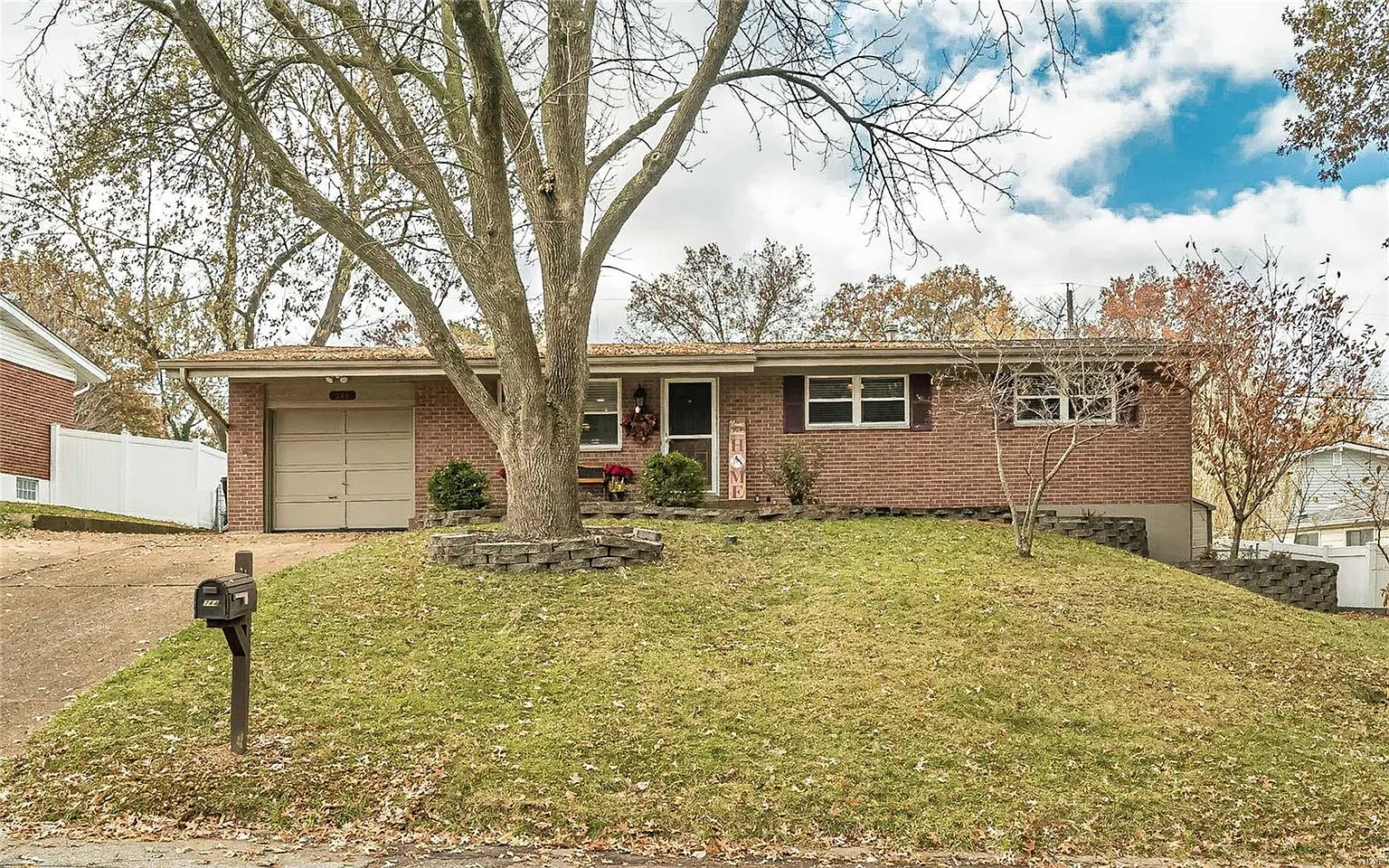 744 Southshire Dr photo 1