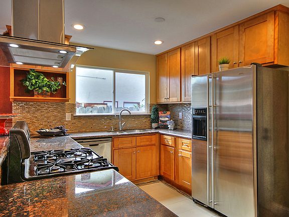 5th image of 32376 Sheffield Ln