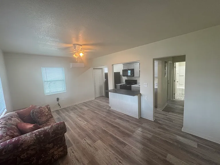 2105 W State St — Photo 3