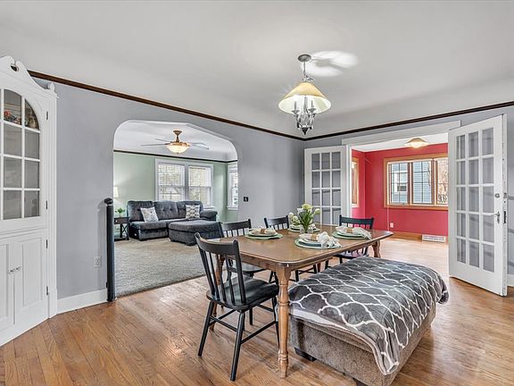 5th image of 2824 Tremont Ave