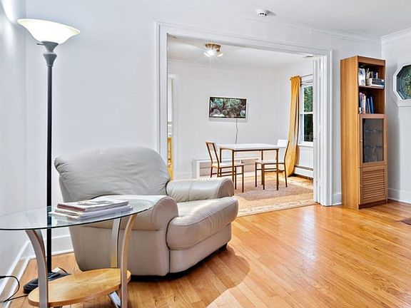 5th image of 979 Vine St