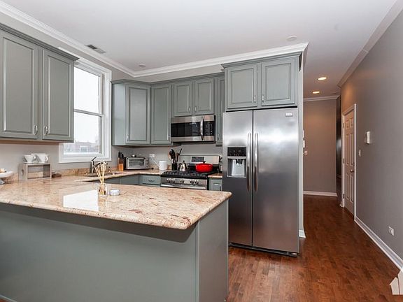 3rd image of 916 N Wood St #2