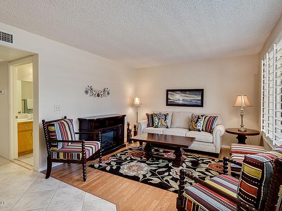 Living room 4