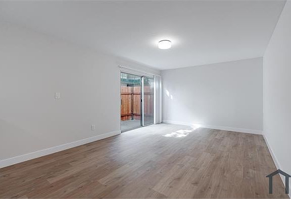 2nd image of 1922 S Hobart Blvd APT 4