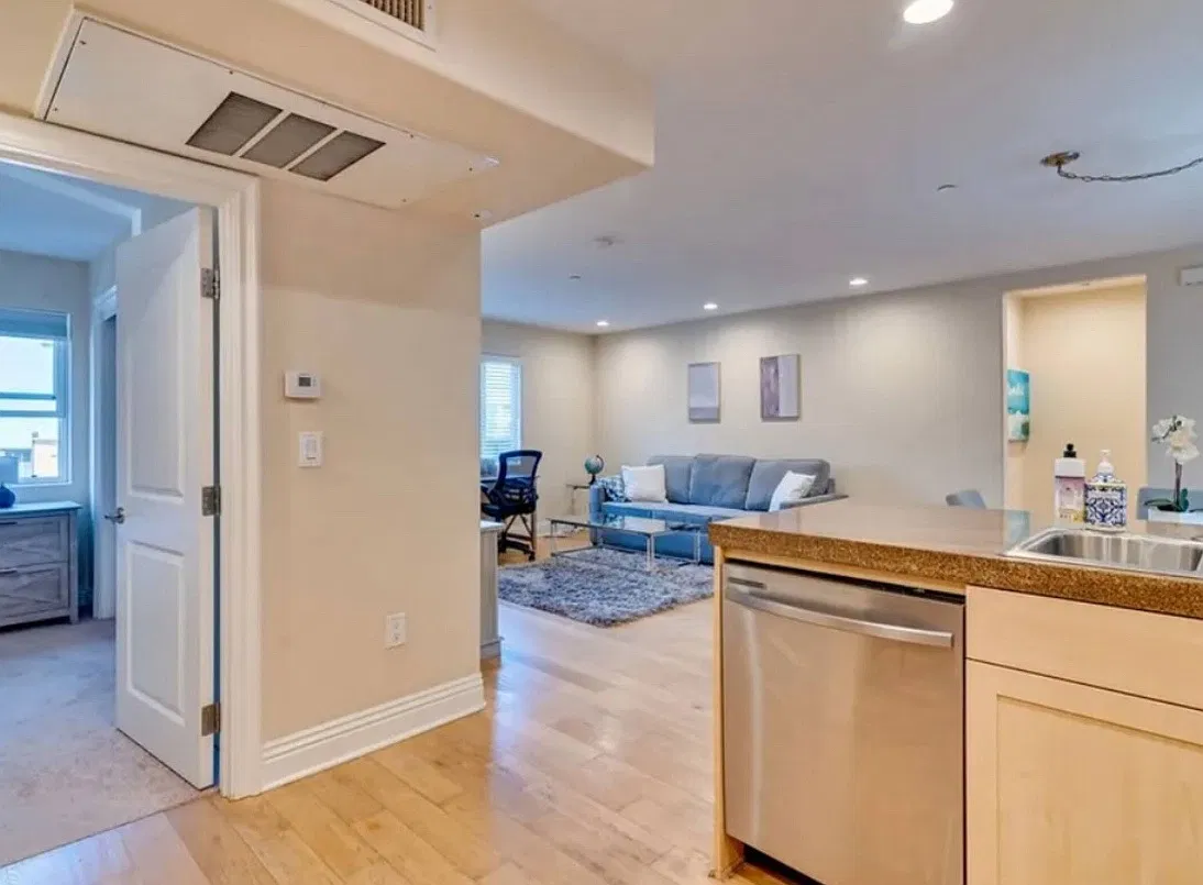 3005 Grand Canal — Photo 2