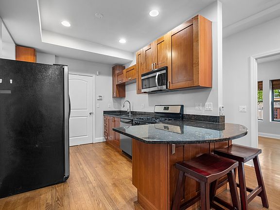 4th image of 3316 W Byron St #1