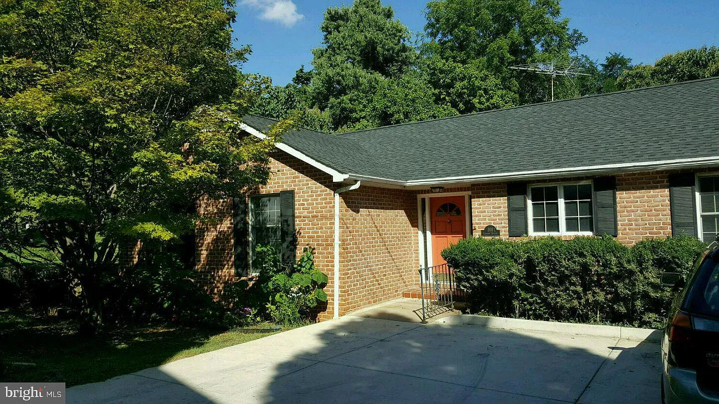 3 bed, 2.0 bath, 1600 sqft, $2,300 — Photo 1