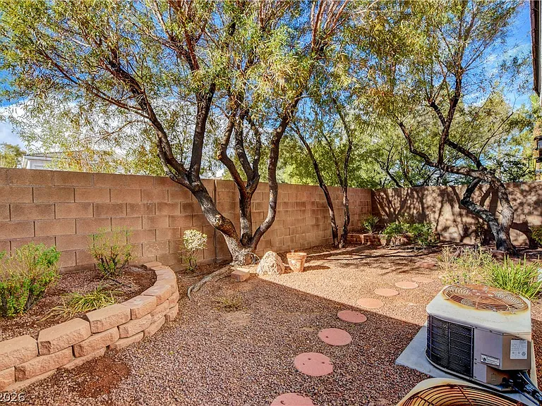 251 Queens Ct — Photo 36
