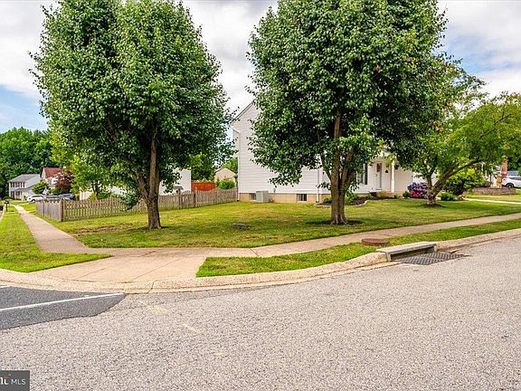 3rd image of 305 Kathryn Way