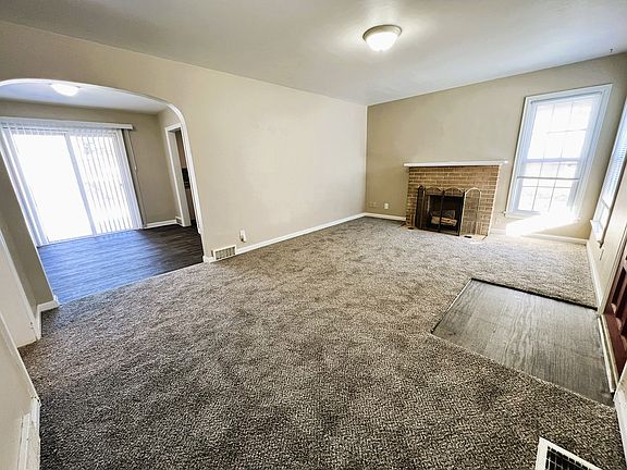 571 S Roosevelt living room a1_01222025