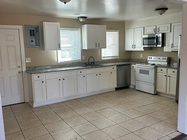 1000 W Lee Rd #B — Photo 2