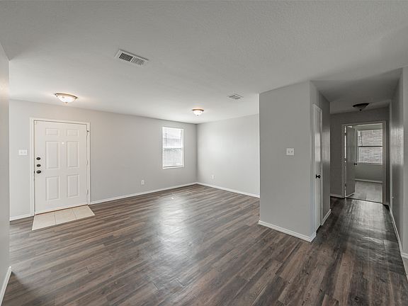4th image of 3015 Goldenrod Dr