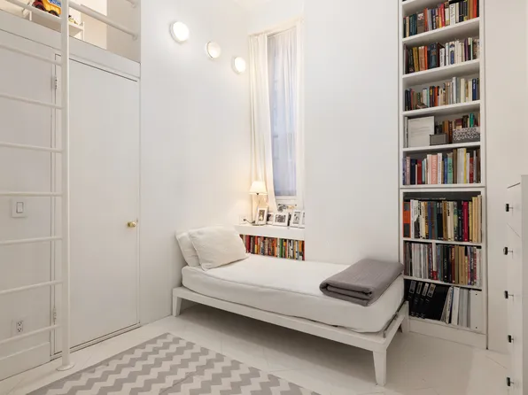 829 Park Avenue image 7 of 12