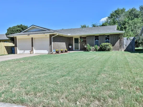 8809 Oakridge Dr, Midwest City, OK 73110
