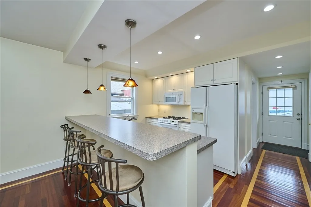 3 bed, 1.0 bath, 1100 sqft, $3,000 — Photo 3