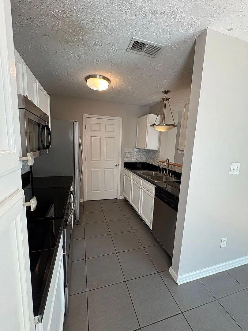 Stunning 3 Bedroom Single Family Home — Photo 3