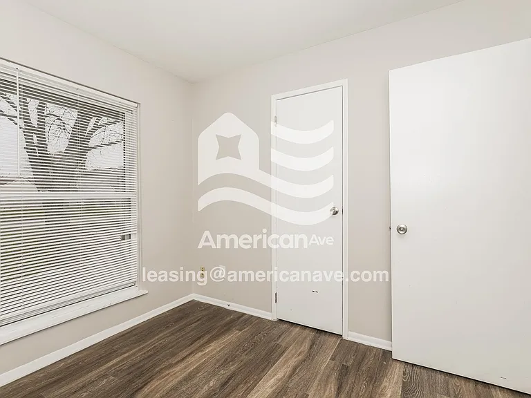 1556754_004_dining_room_14182450.jpg
