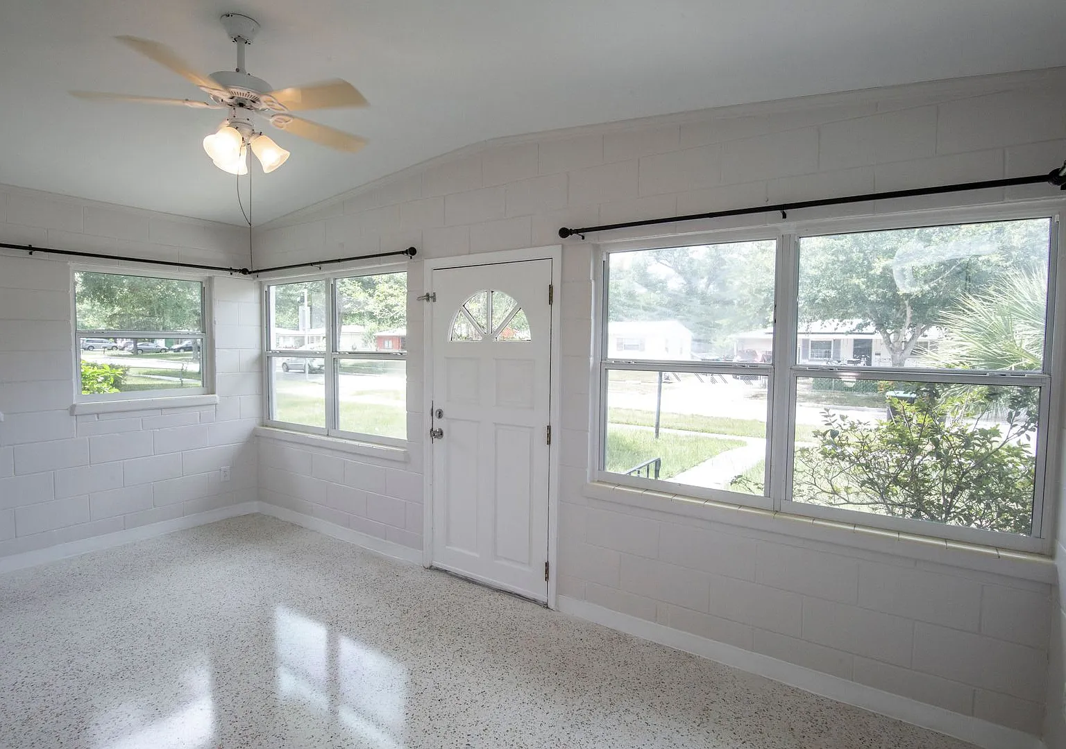 2/1 duplex with carport in Winter Park — Photo 2