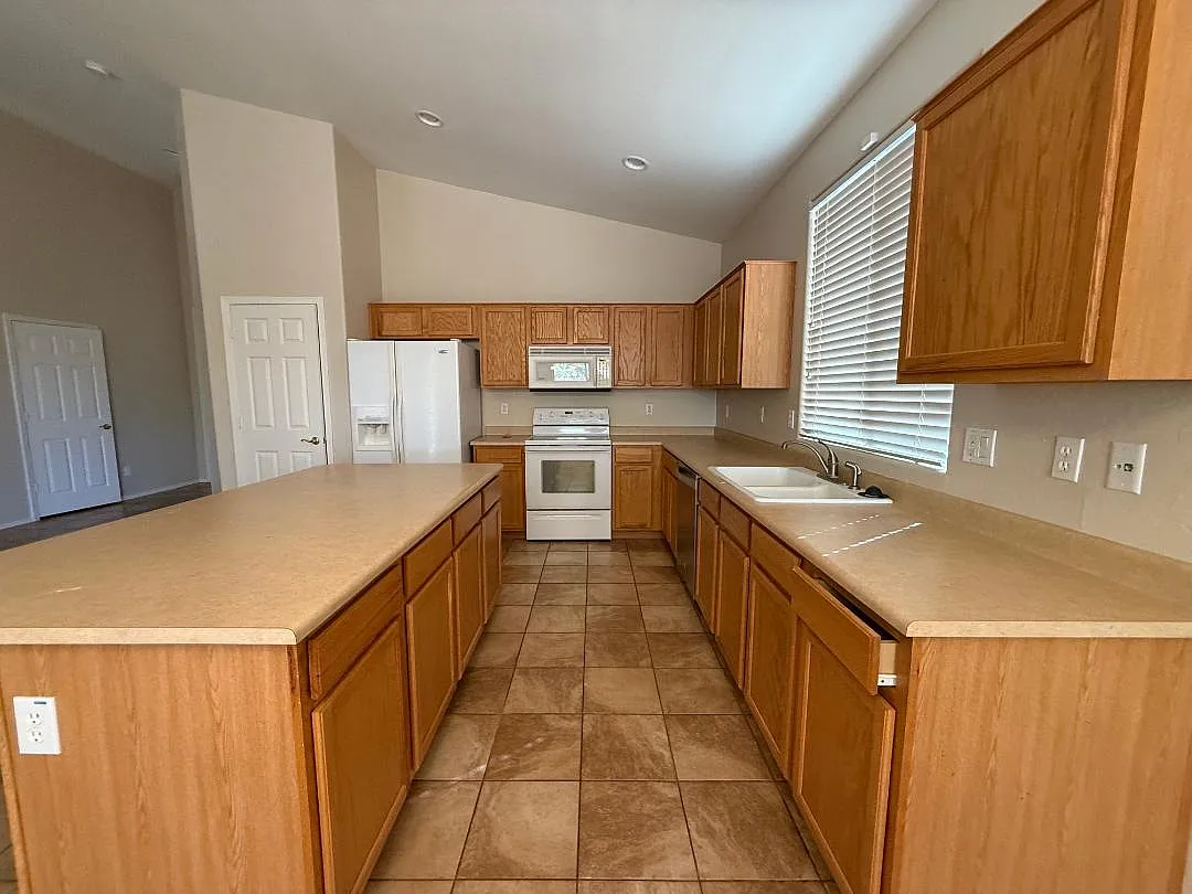 3 bed, 1689 sqft, $2,350 — Photo 3