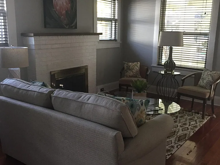 913 E Broad St — Photo 3