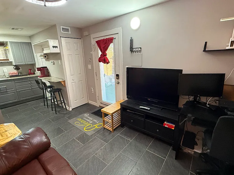 803 E James St #2-1 — Photo 7