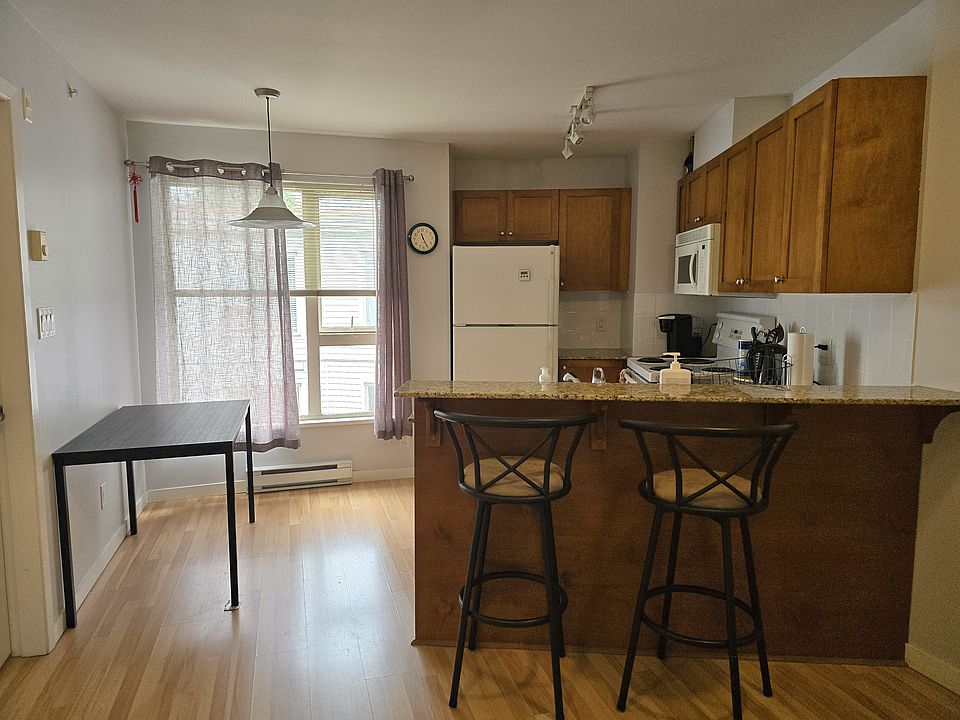 Kitchen + dining area
