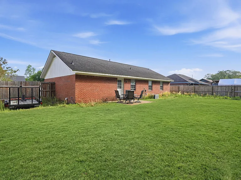757 Jeanette Cir — Photo 2