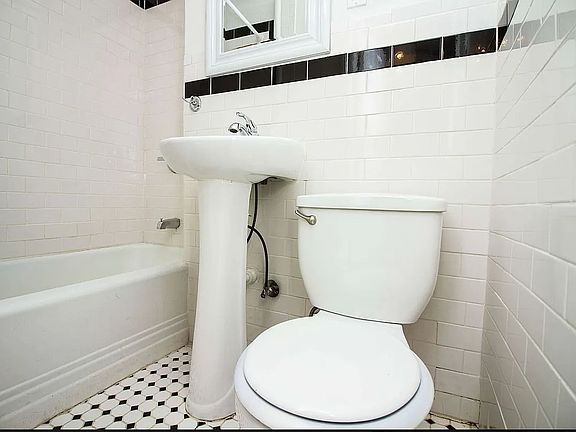 5th image of 179 Irving Ave APT 2R
