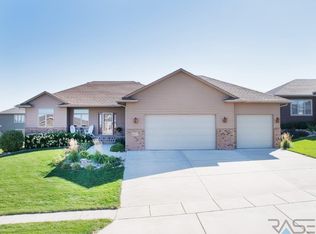 1801 W River Bluff Dr, Brandon, SD 57005