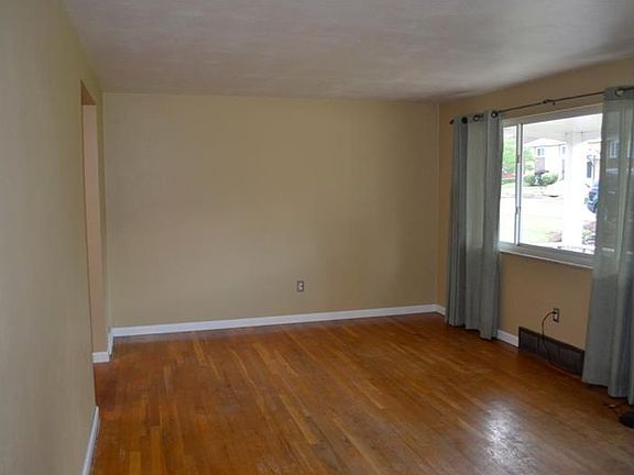 3rd image of 9 Edinburg Dr