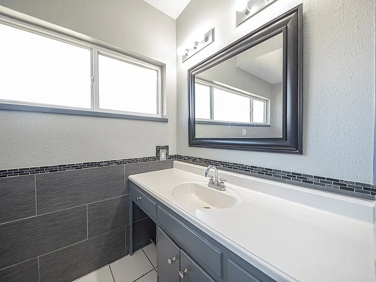 2901 Nabors Ln — Photo 23