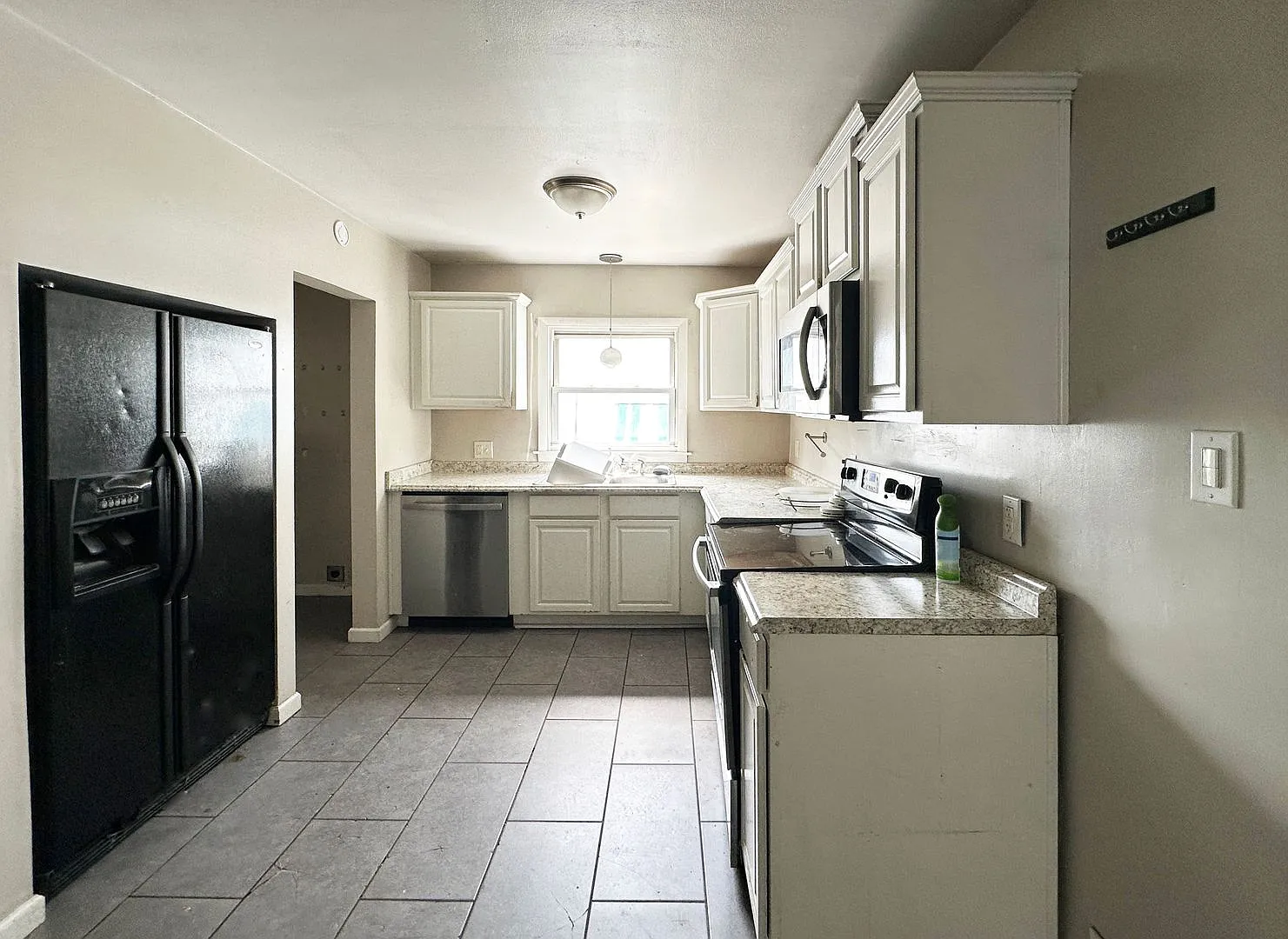 Coming Soon-Lovely Vintage 4 Br Home Near Castlewood Park! Off-Street Parking, Dogs Ok! — Photo 3