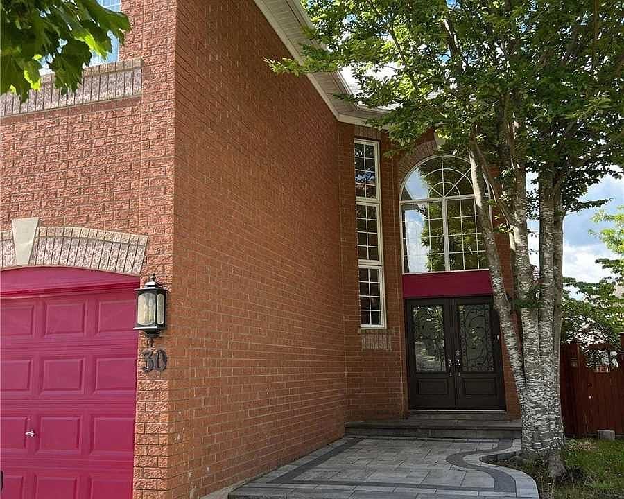 2nd image of 30 Walnut Grove Cres