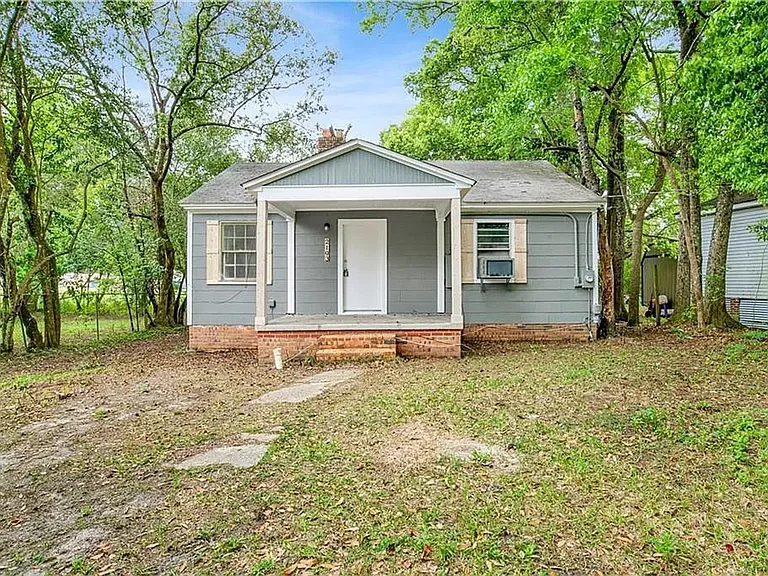 2103 E Victory Dr — Photo 2