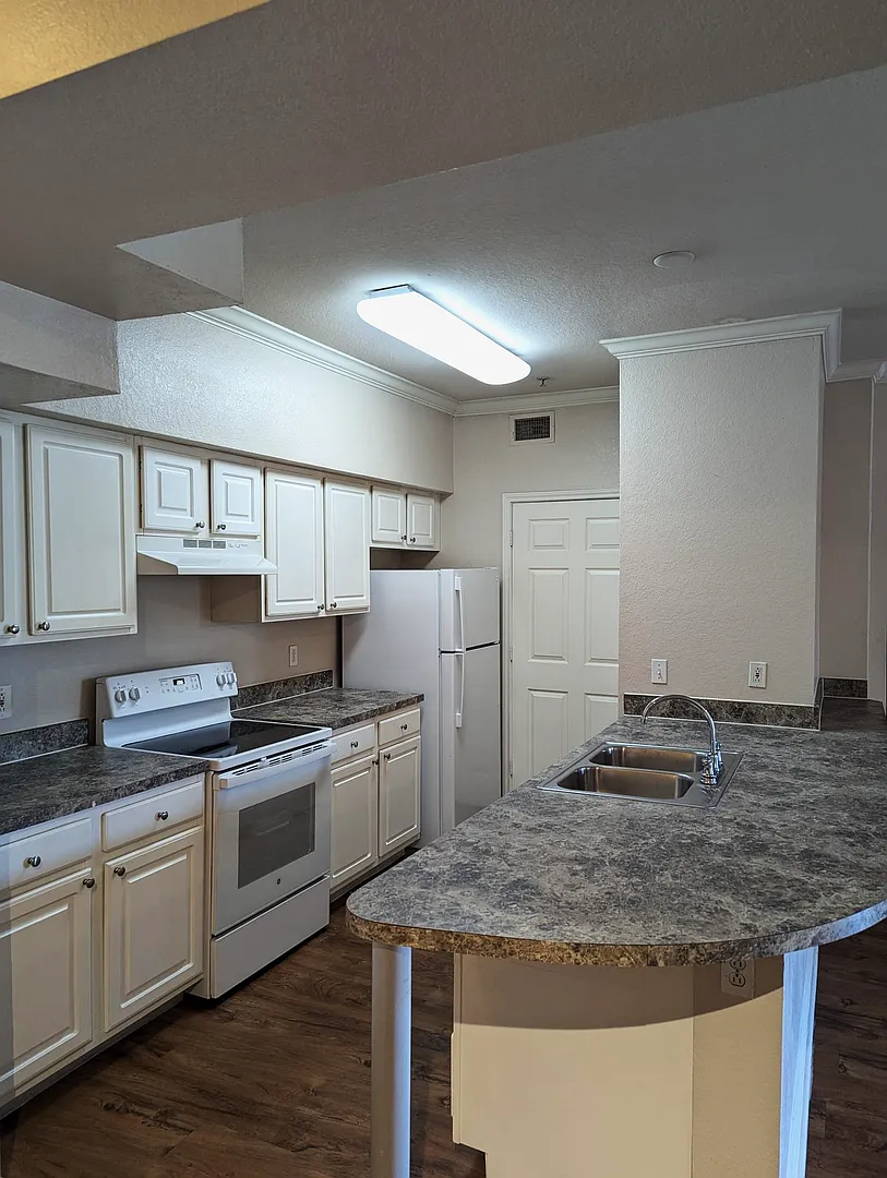 Lovely 2x2 with Balcony & washer/dryer, updated flooring & appliances — Photo 4