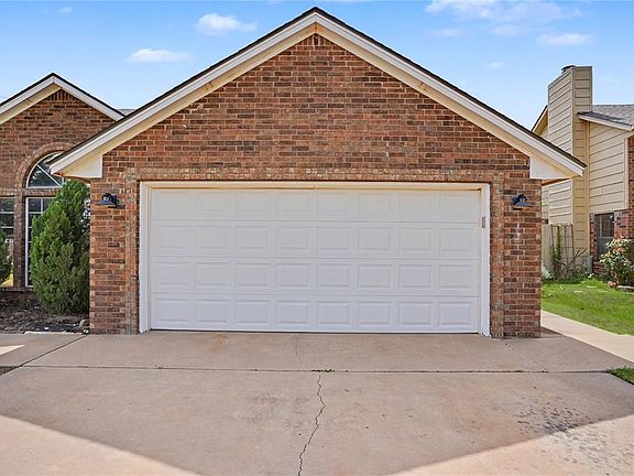 3rd image of 904 N Towne Cir