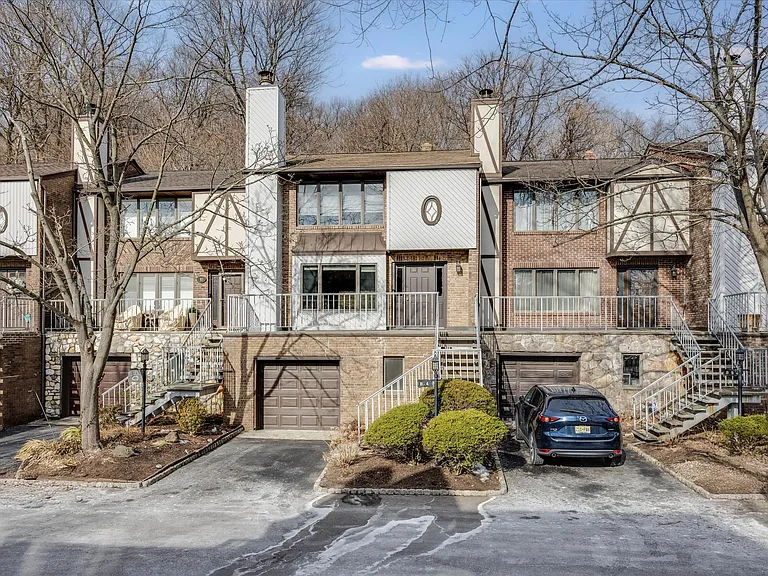 900 Valley Rd #B4 — Photo 2
